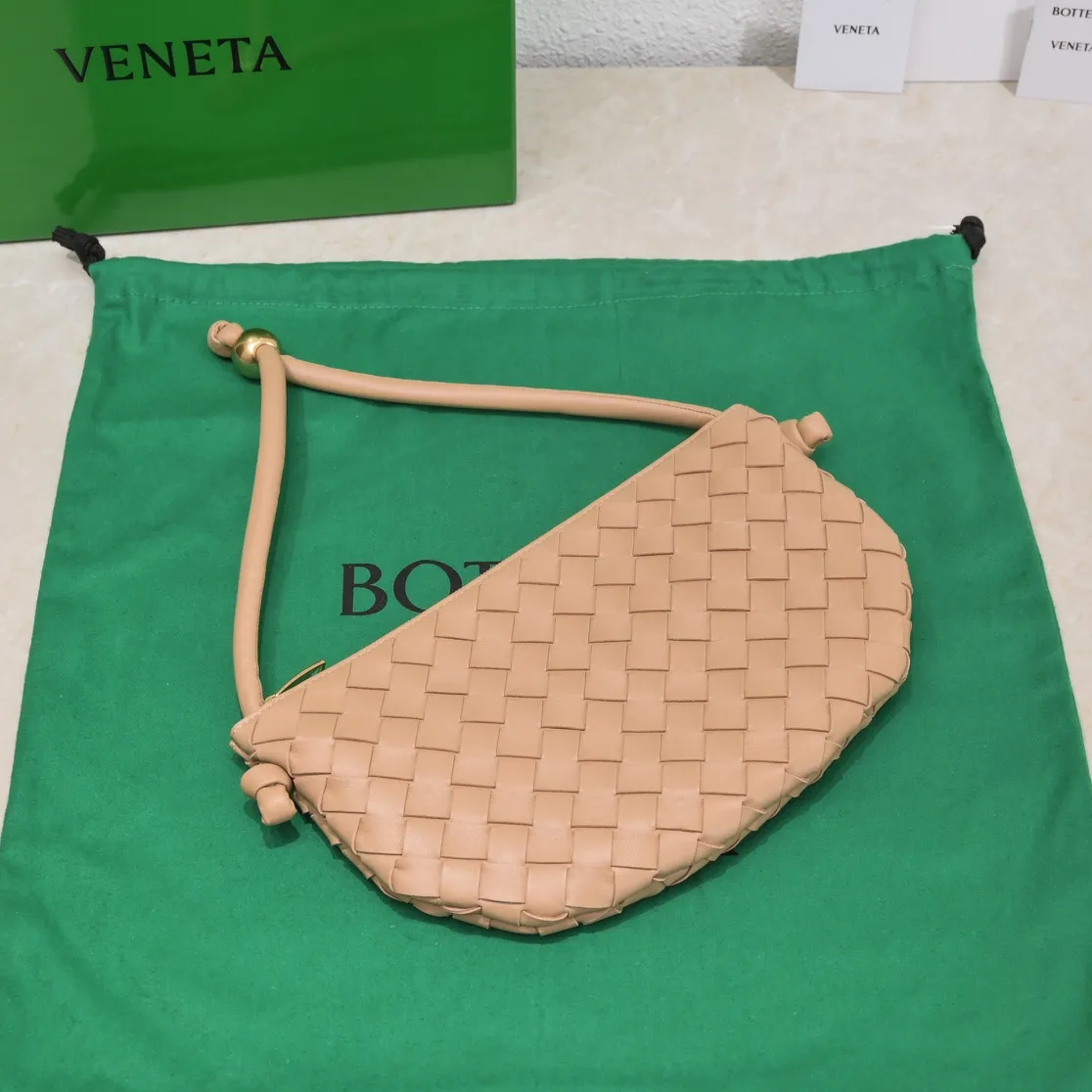 Batch 1220 BV has released new products. The small size TURN #recommended new hot style is still the classic woven logo that we can recognize at a glance. It is really a unique style that is familiar and unfamiliar! Made of sheepskin braiding, with beautiful gold beads on the shoulder straps for free adjustment. You can switch between the shoulder bag and the handbag at will. It has a concave and convex shape anytime and anywhere. It is a practical king with a unique personality. It also has the right color combination that can be sweet or salty. It is full of style. It is a beautiful summer catwalk style. Pull it out quickly. Small size: 29*3*19. Model: 6699-2#